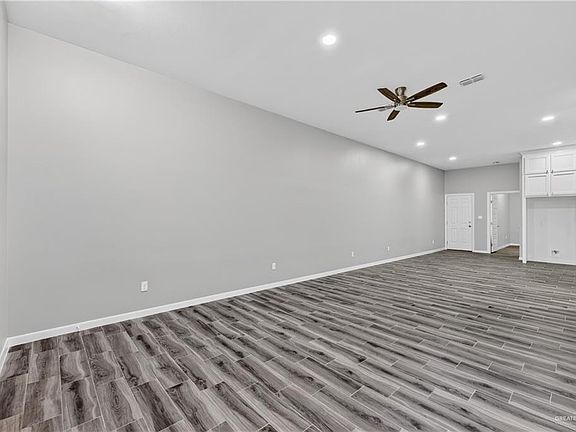 4th image of 704 W 25th St