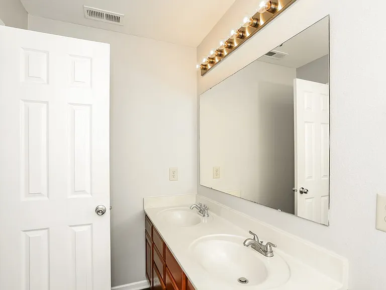 10718 Pavilion Dr — Photo 15