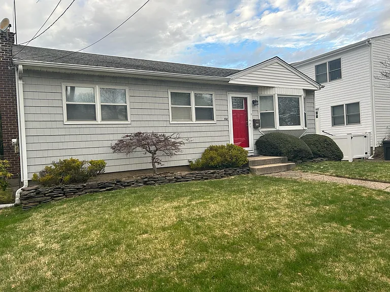 420 Old Country Rd — Photo 2