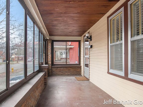 3rd image of 905 Van Buren Ave NW