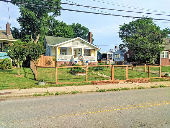 Front yard in completely fenced in for pets