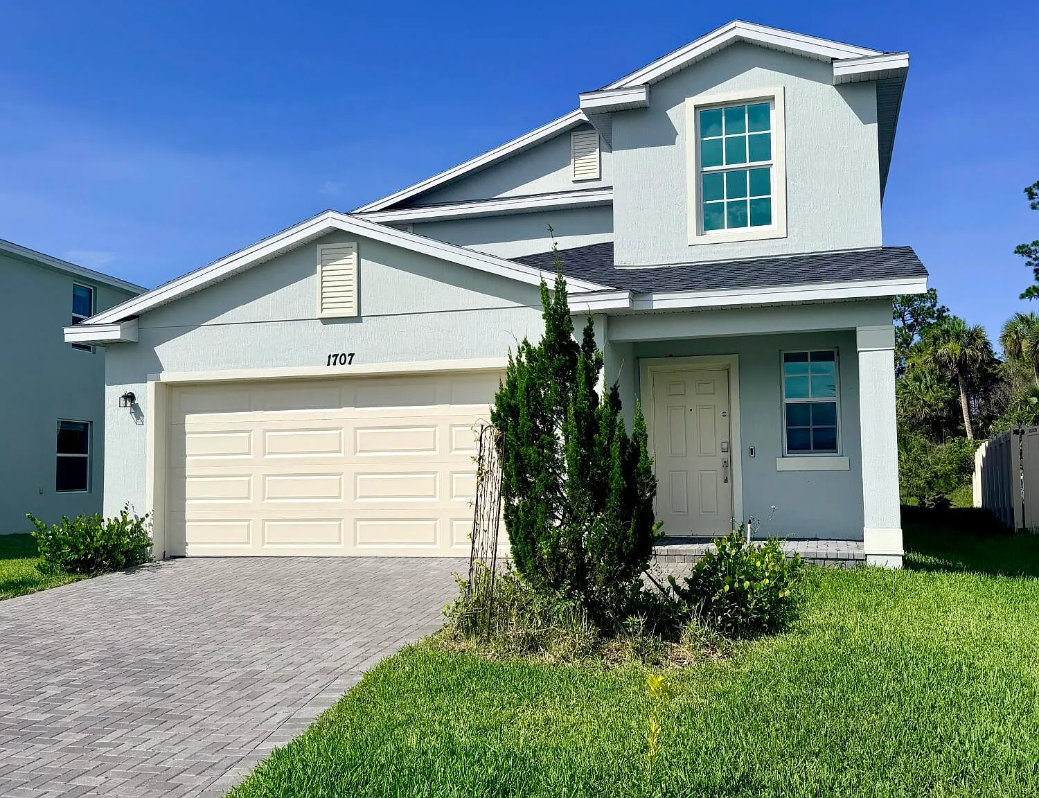 5 bed, 2.5 bath, 2370 sqft, $2,800 — Photo 2