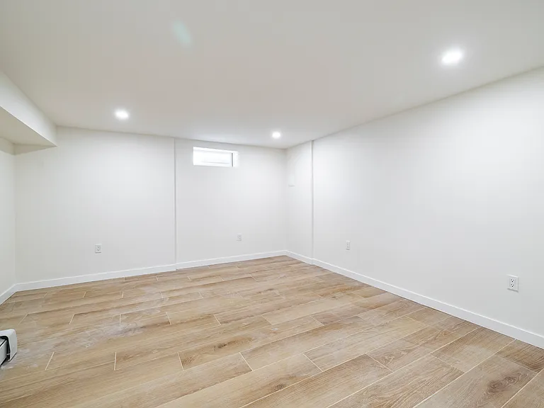 561 Woodbury Rd — Photo 11