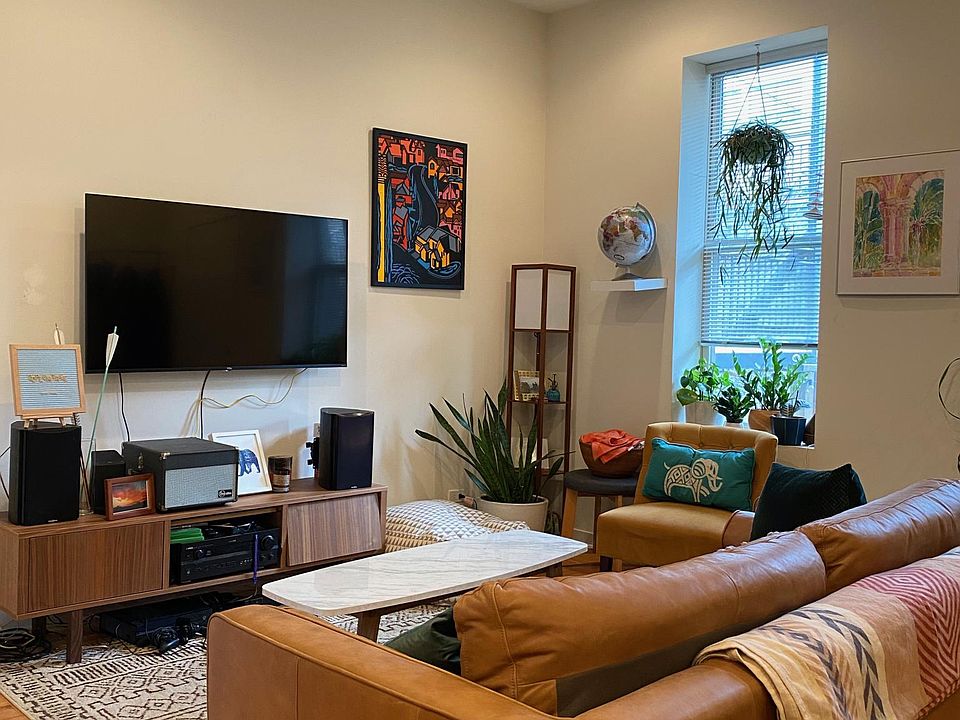 1st image of 1045 N Marshfield Ave #1R