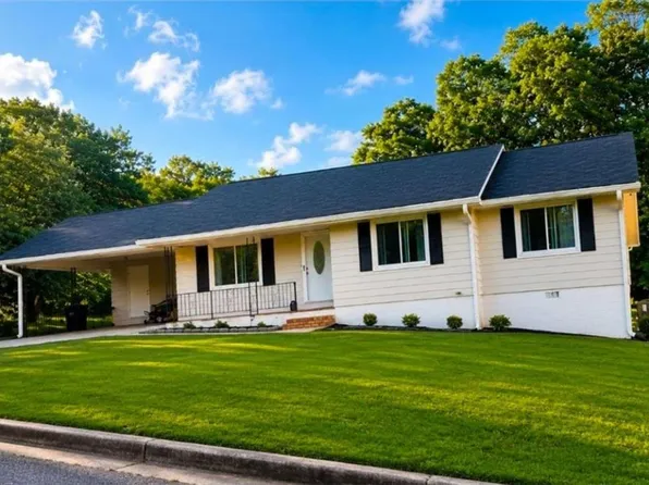 110 Point View Ct, Tyrone, GA 30290