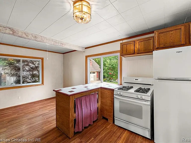 735 Novi St — Photo 12