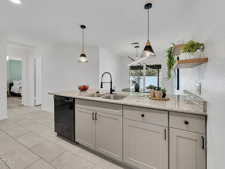 1950 E Paradise Ln — Photo 4