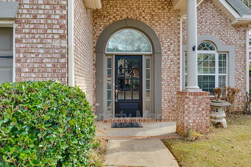 4 bed, 2.5 bath, 2100 sqft, $2,295 — Photo 4