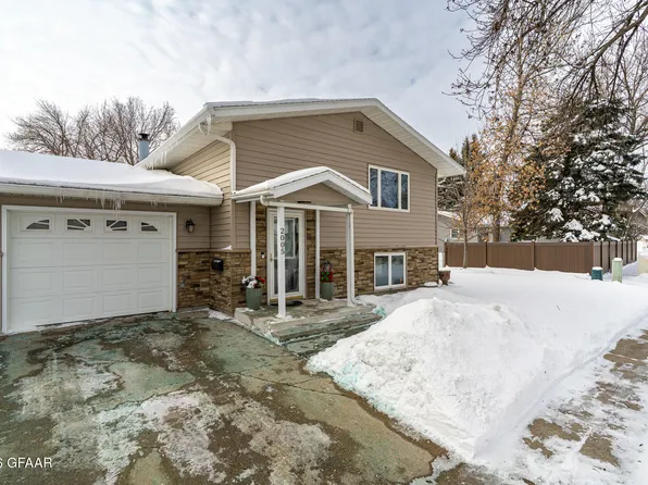 2005 13th Ave S, Grand Forks, ND 58201