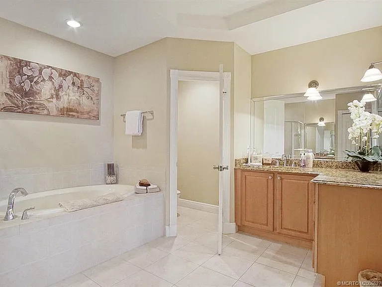 3736 NE Indian River Dr — Photo 10