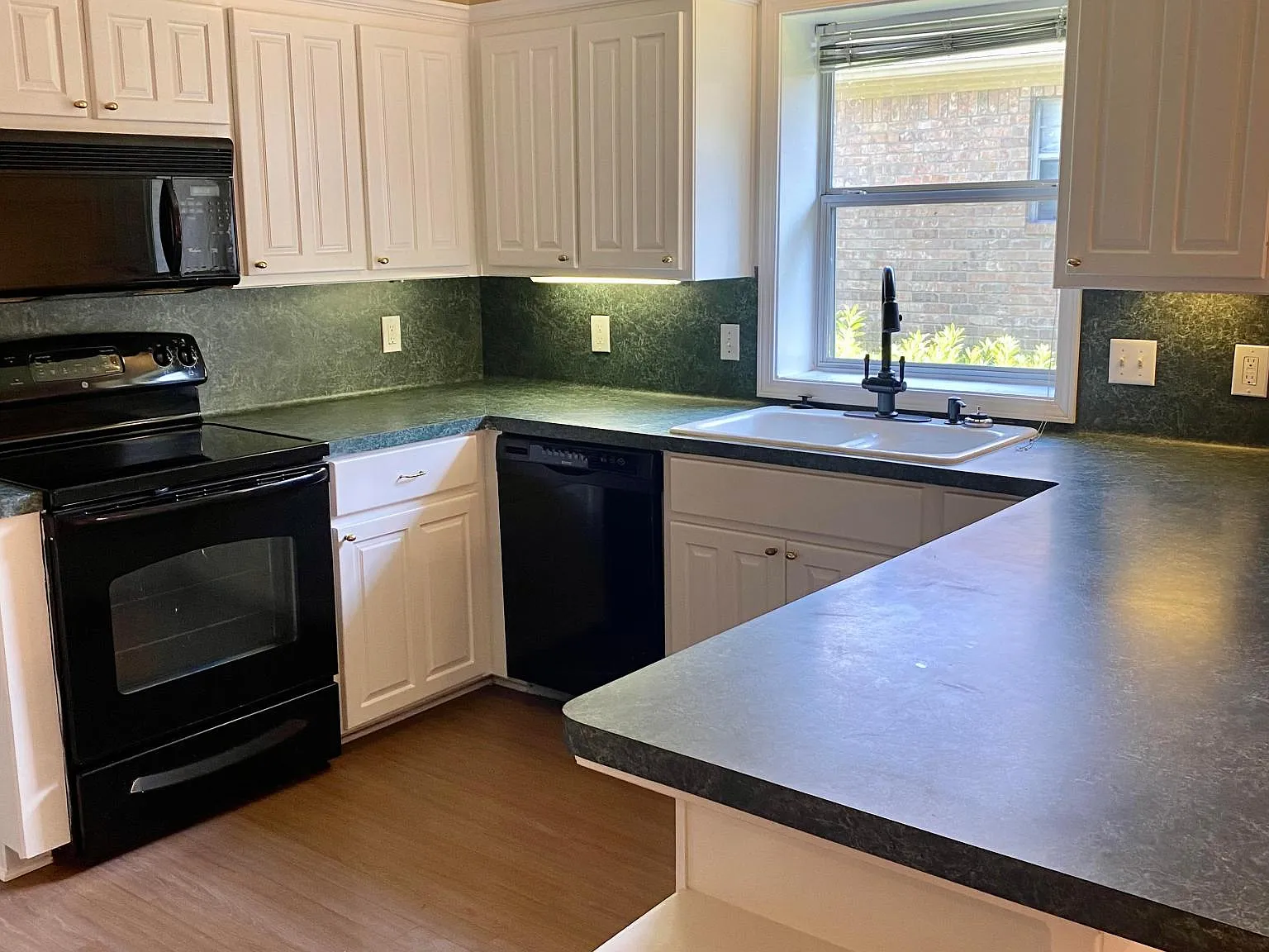 3 bed, 1855 sqft, $2,100 — Photo 2