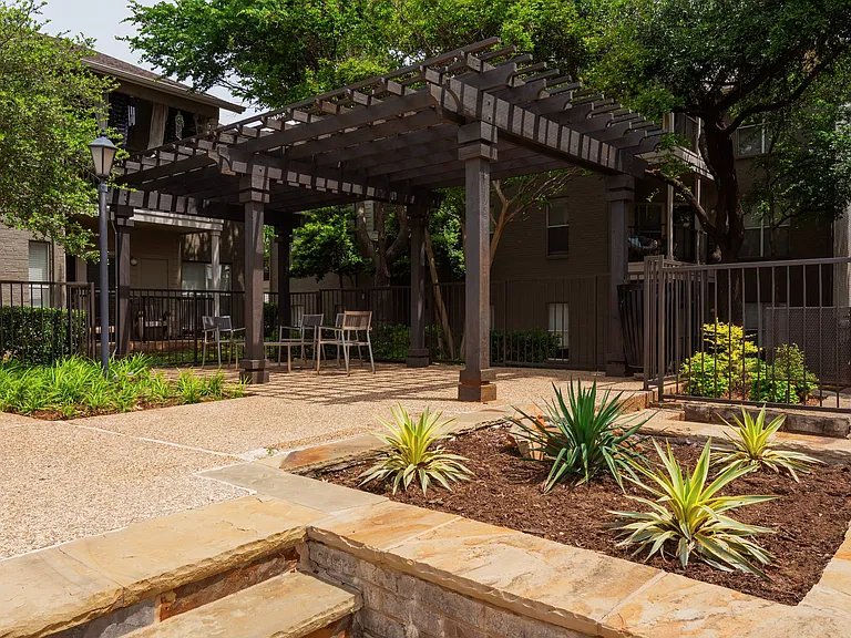 Outdoor Pergola and Seating at Oak Park Apartments