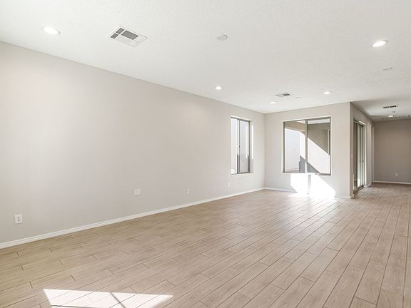 3rd image of 218 Delfina St