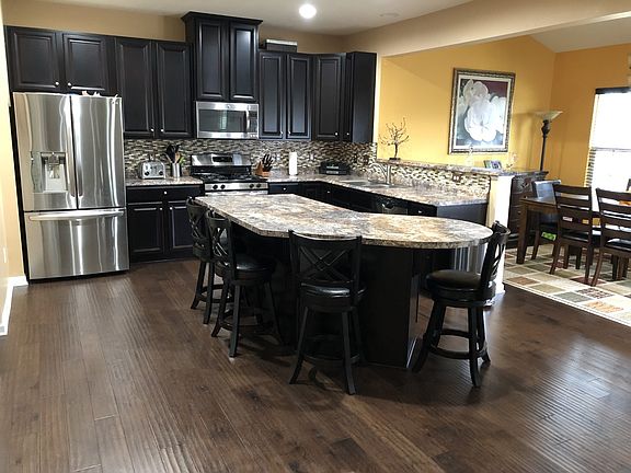 Kitchen w/ Gourmet Island