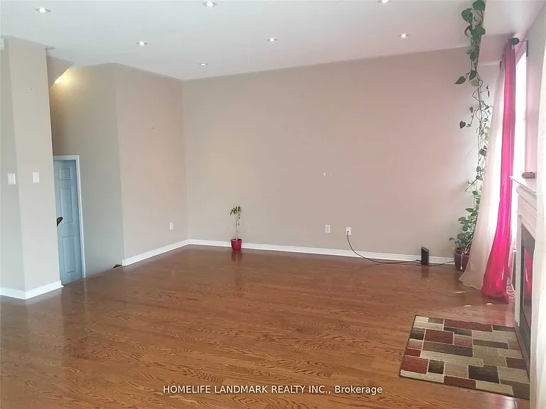 16 Ainsbury Ave #MAIN — Photo 4
