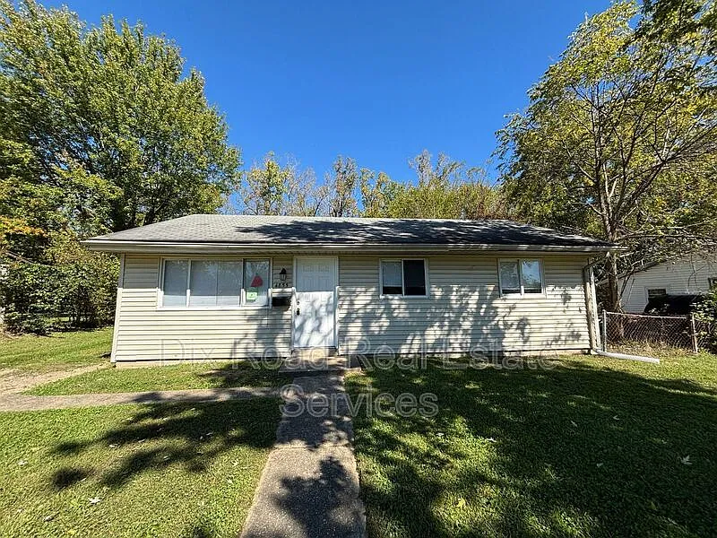 3 bed, 1.0 bath, 864 sqft, $1,050 — Photo 1