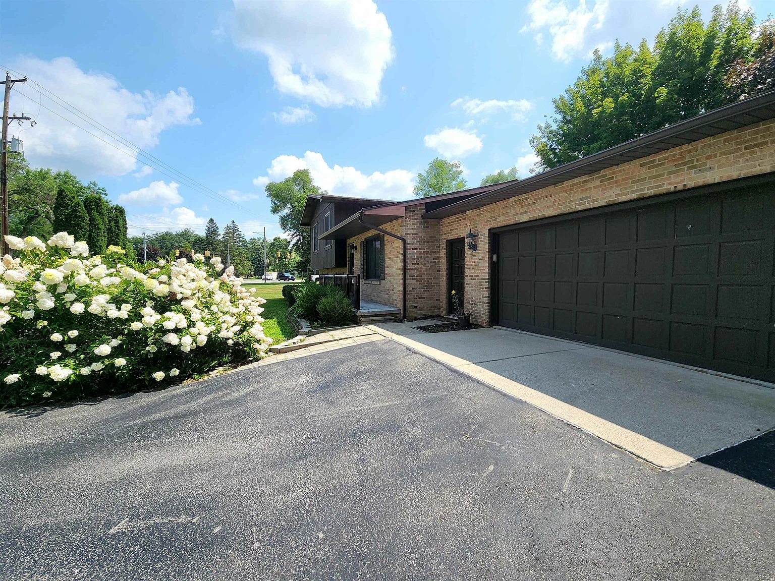 4 bed, 2.5 bath, 1768 sqft, $2,300 — Photo 3