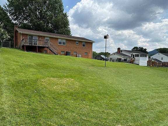 4th image of 55 Oxford Cir