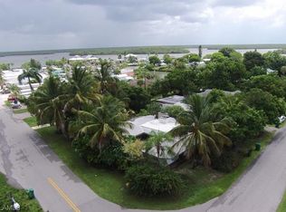 432 Papaya St, Goodland, FL 34140