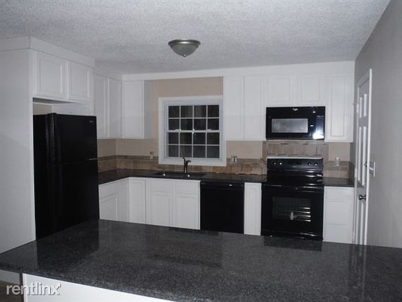 Kitchen w/ new appliances