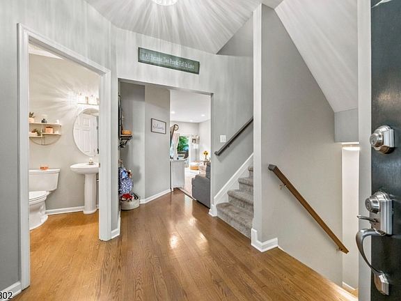3rd image of 9 Old Orchard Ct