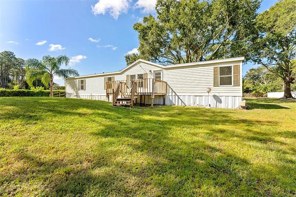 3 bed, 2.0 bath, 1848 sqft, $2,100 — Photo 3