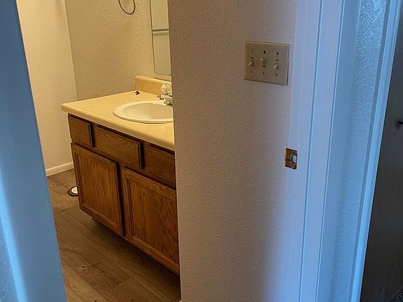 4th image of 105 E Granite Ave #D