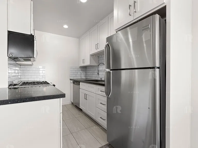 (AR/GA/YO:B) 7259 Willoughby Avenue — Photo 5
