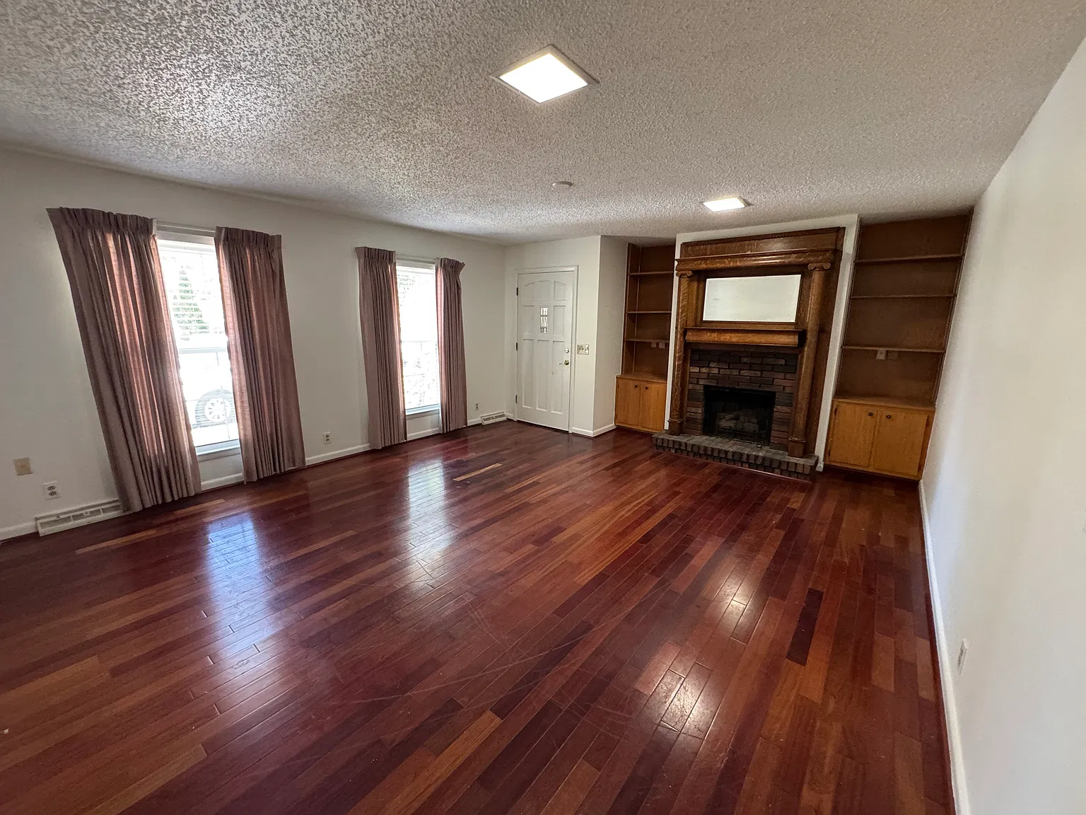 725 Stirrup Ct — Photo 3