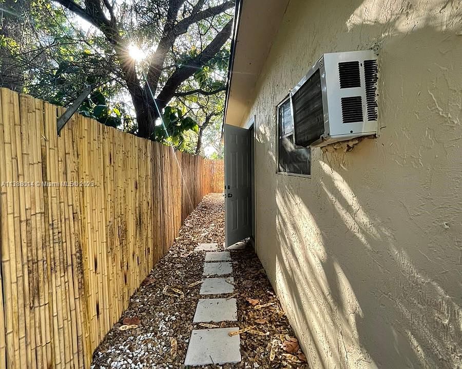 1st image of 633 NW 15th Ave #9