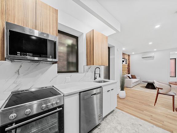 4th image of 452 W 36th St #2D