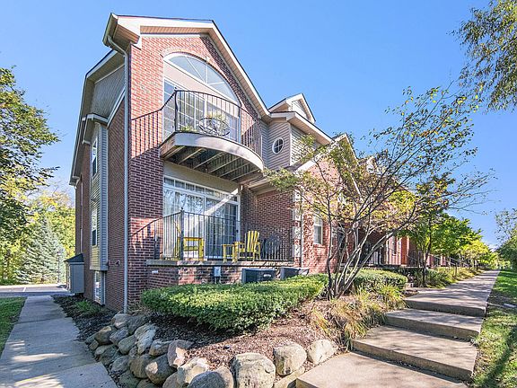 2nd image of 247 W Oakbrook Dr