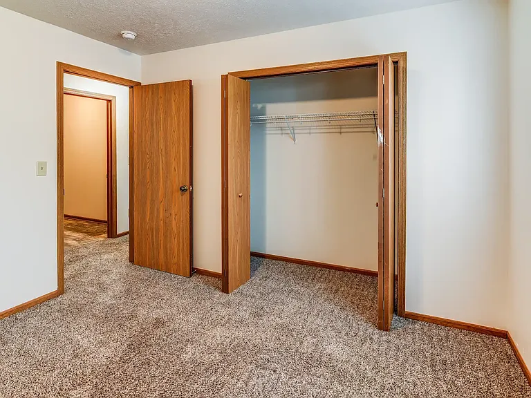 Thorn-Barry Apartments — Photo 14