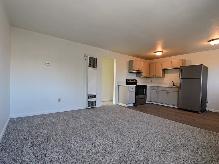 1142 E St — Photo 2
