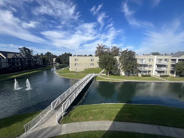 Versailles on the Lake Apartments — Photo 137