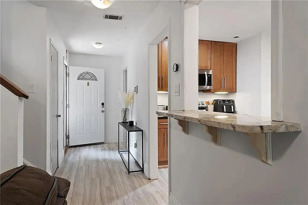 3 bed, 1369 sqft, $2,000 — Photo 1