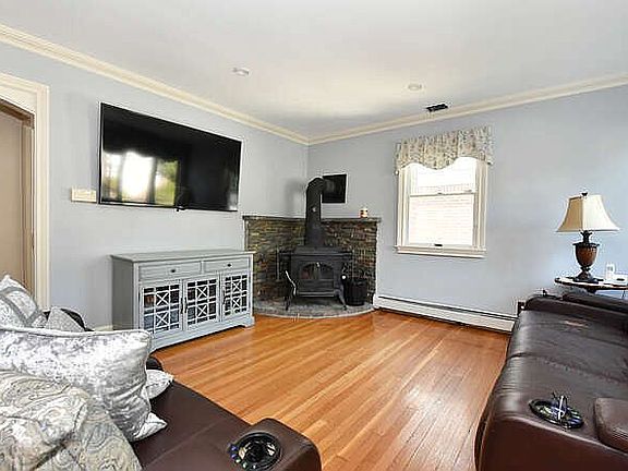 5th image of 453 Leonard Blvd