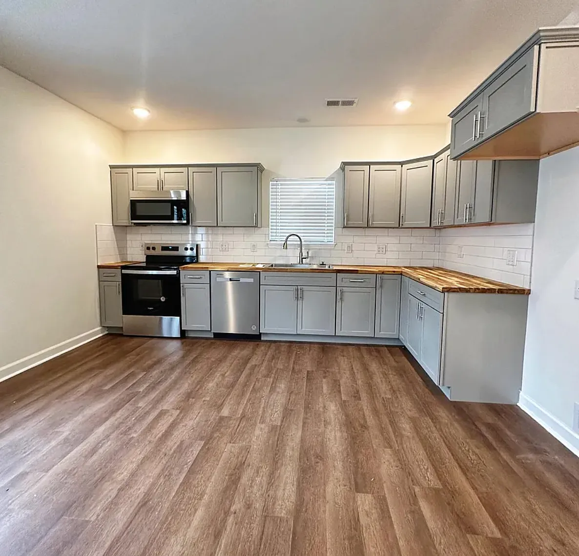 3 bed, 1350 sqft, $1,800 — Photo 2
