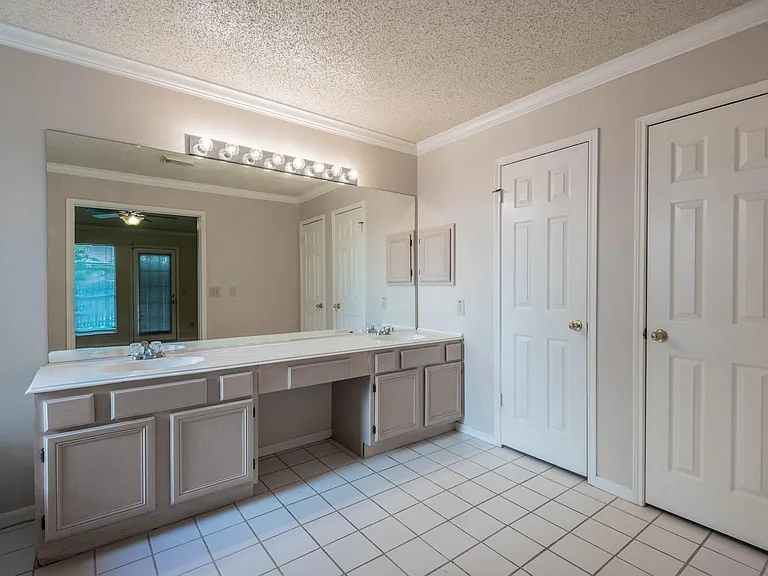 8926 Village Hills Dr — Photo 20