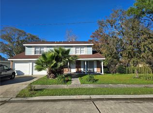 800 Oakwood Dr, Gretna, LA 70056