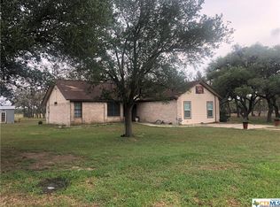 972 Leisure Ln, Goliad, TX 77963