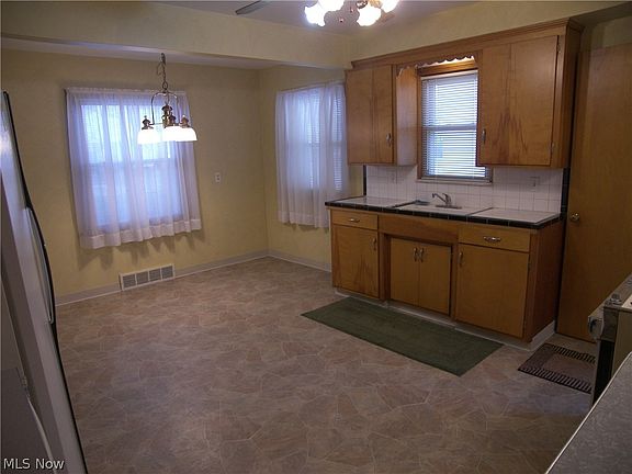 4th image of 19070 Meredith Ave