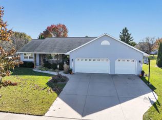 1219 Meadow View Ln, De Pere, WI 54115