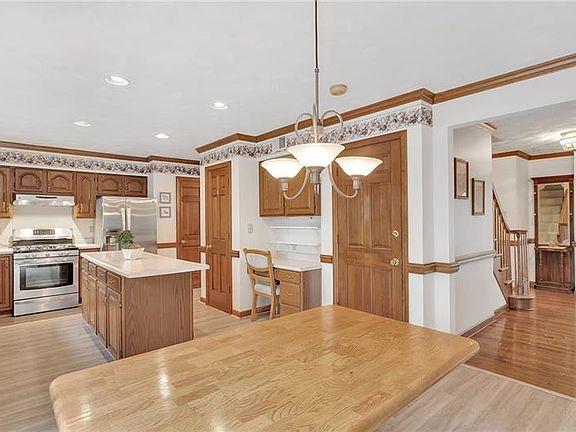 3rd image of 6958 Berkshire Dr
