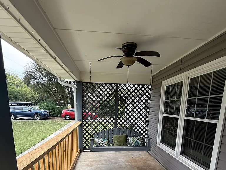 720 Crestview Dr — Photo 2