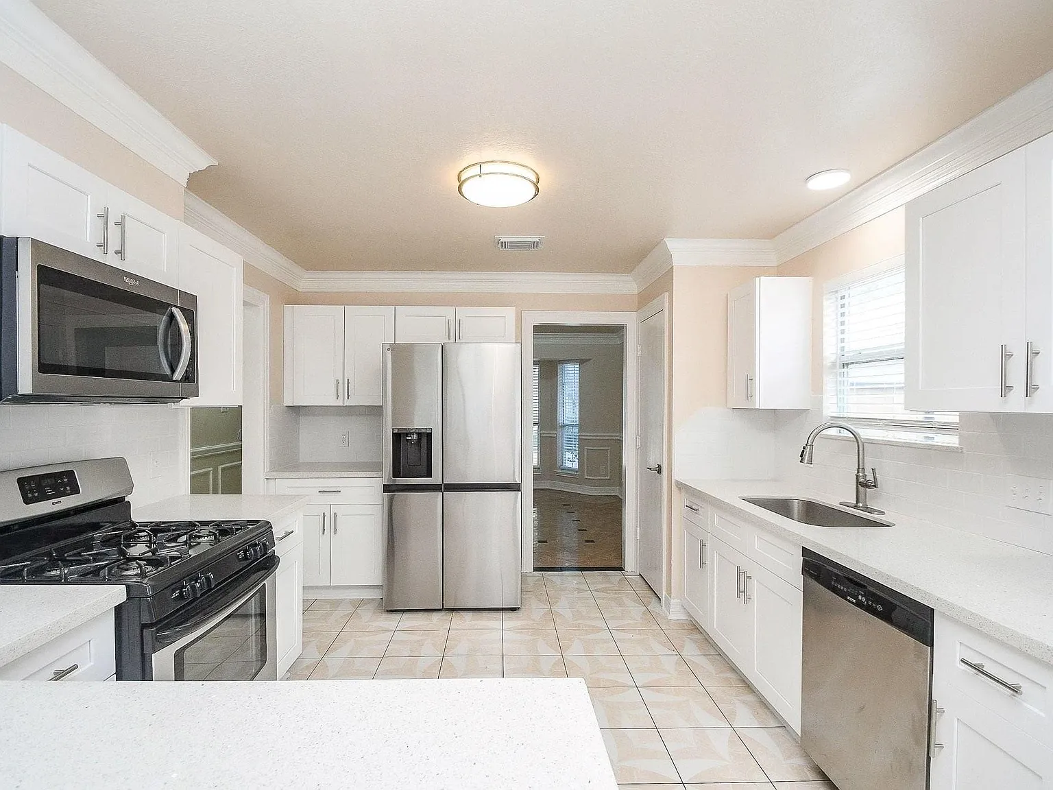 3 bed, 2.0 bath, 1674 sqft, $1,900 — Photo 4