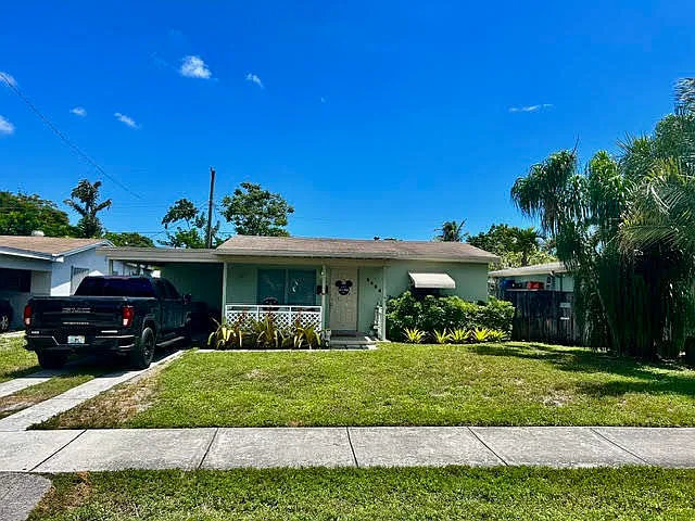 3 Bed 2 Bath Home w/ Fenced Yard + Carport — Photo 2