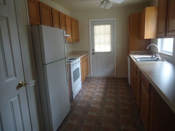 4th image of 105 Dreamland St
