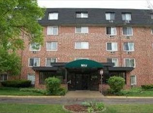 5011 Valley Ln APT 102, Streamwood, IL 60107