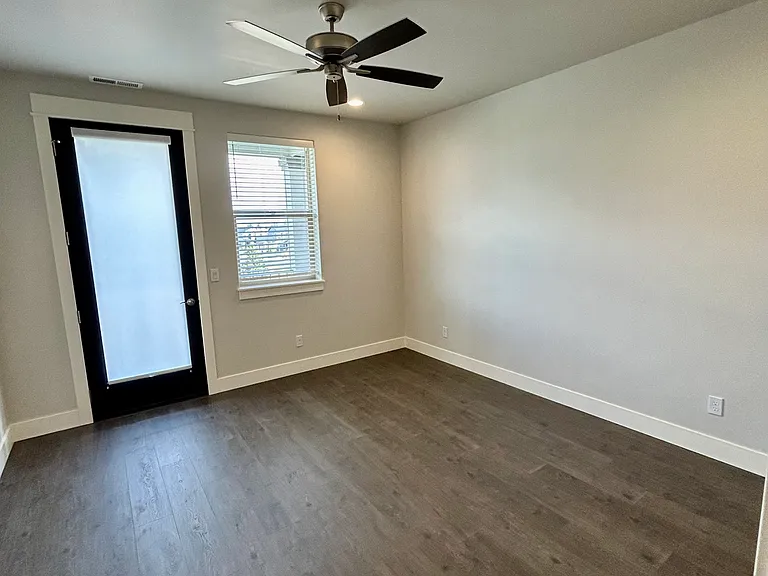 20496 Empire Ave — Photo 4